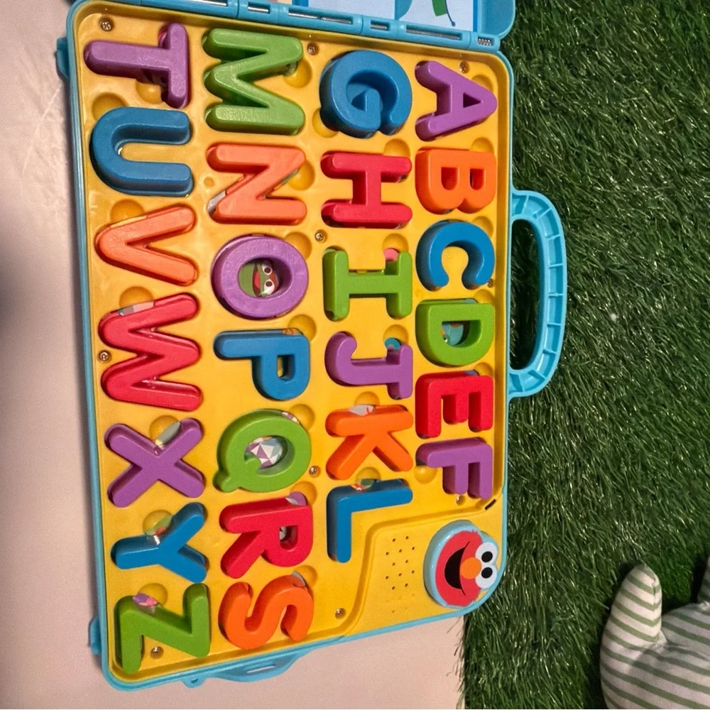 Sesame Street Character Puzzle Set - Red and Blue 2022 Elmo talks‎ and sings